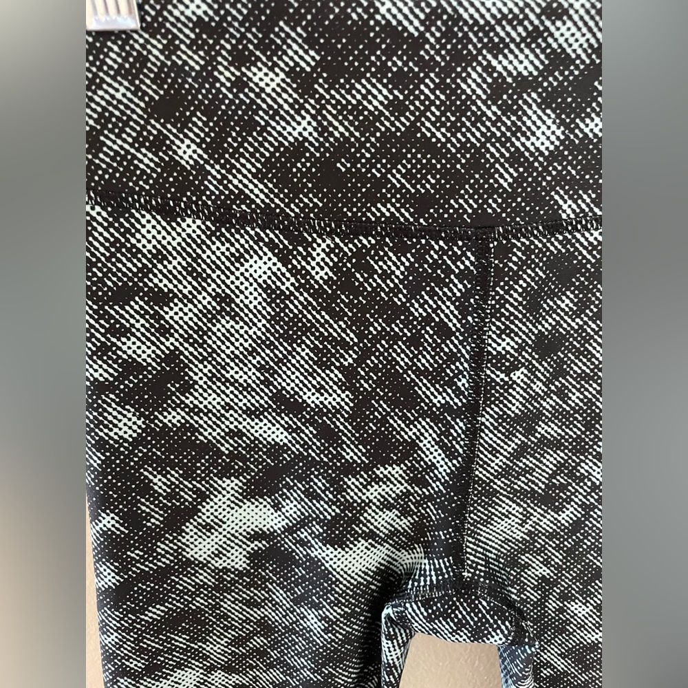 ✨Under Armour Crop Compression Leggings Size XS - Picture 2 of 7